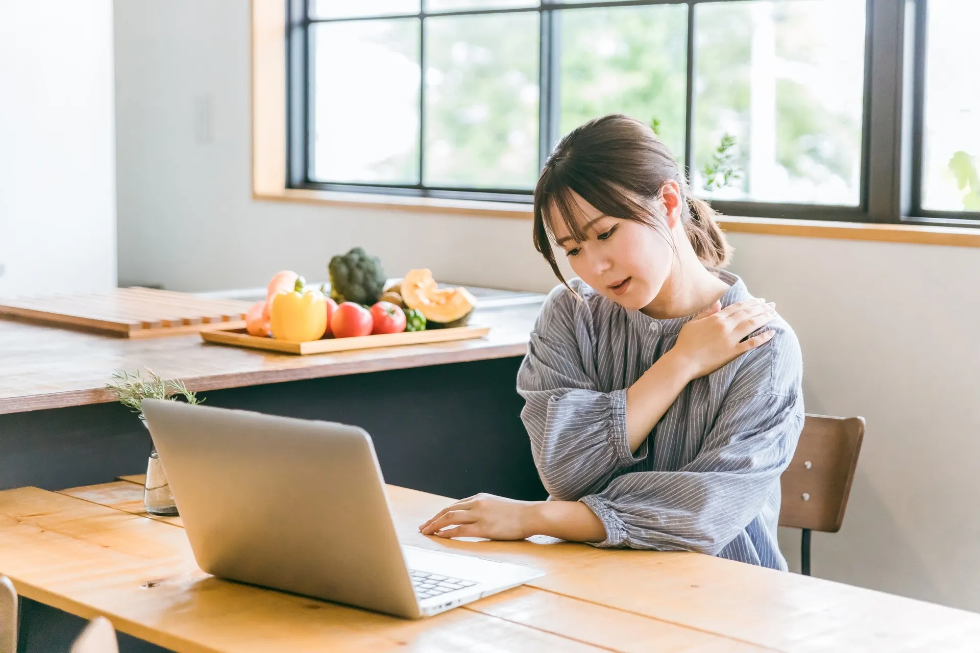 女性の肩こりと三陰交の効果